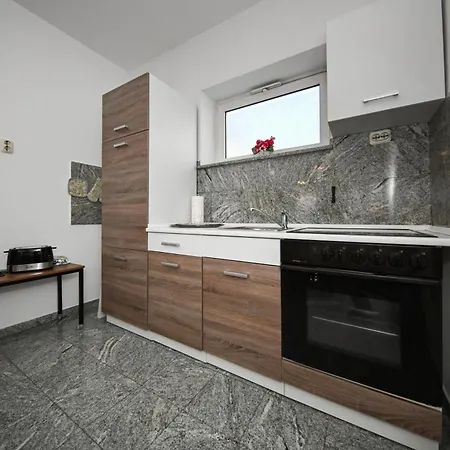 Light - With Air Conditioning Гостевой дом Задар